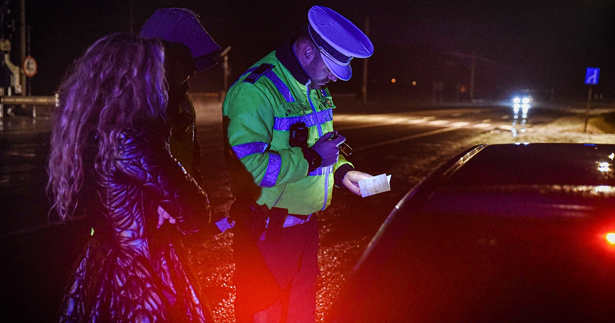 Megállították a rendőrök, megkérdezte tőlük, tudják-e, hogy kicsoda ő